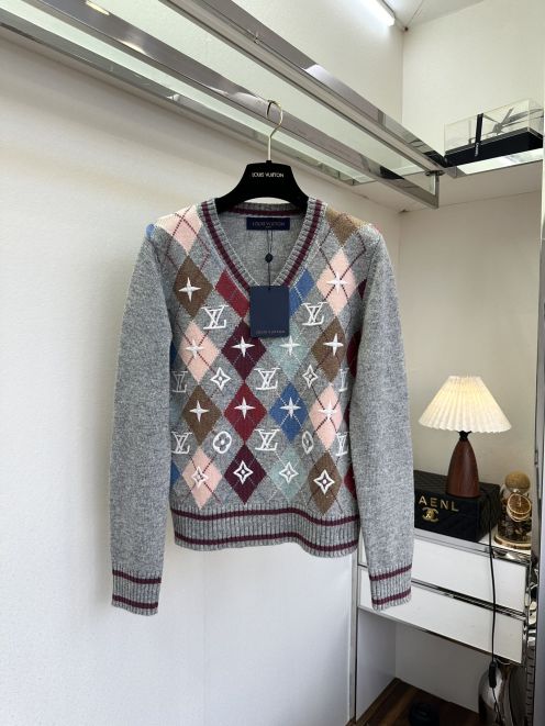 ルイヴィトンコピー Vネックセーター2025新作 上質感漂う高級仕立て 高再現度 デザイン性抜群の人気モデル