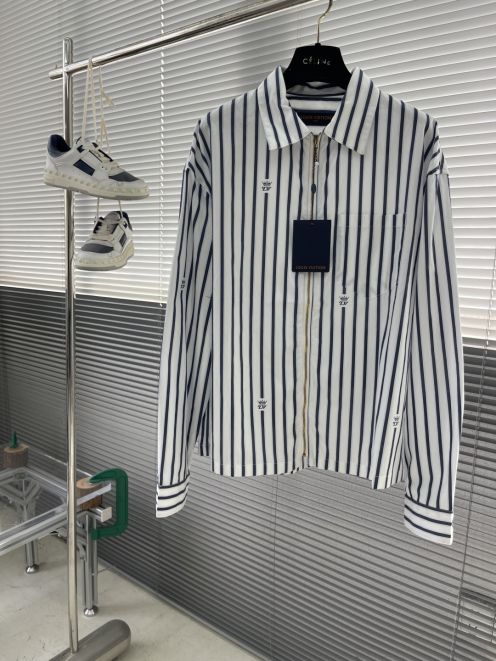 ルイヴィトンブランド コピー ストライプシャツ2025新作 高級感仕上げ 通気快適 細部まで忠実な丁寧な縫製モデル