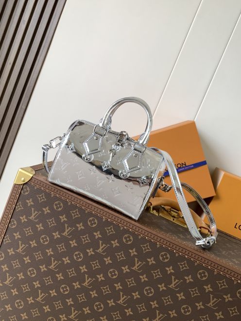 ルイヴィトンブランド コピー シルバーバッグ2025新作 高再現度 高級感仕上げ 丁寧な縫製 精密ディテールモデル