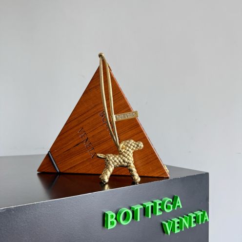 ボッテガ・ヴェネタ ドッグチャーム 格安 2025新作 高再現度イントレチャートメタリックゴールド仕様 秘密厳守配送