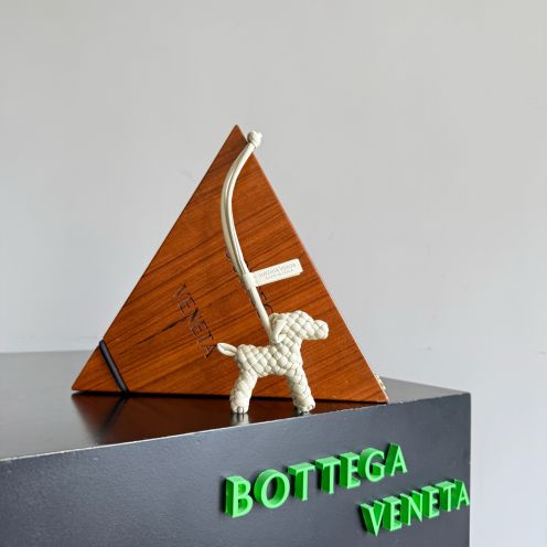 ボッテガ・ヴェネタ ドッグチャーム コピー 2025新作 高再現度イントレチャートレザー仕様 安心サイトで人気上昇中