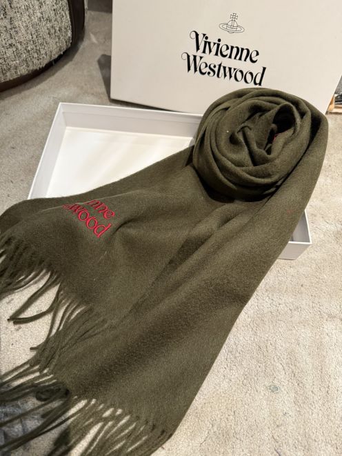 ヴィヴィアンウエストウッド スカーフ 偽物 2025新作 高評価 上質感仕上げ 柔らか素材 丁寧な縫製 高級感漂う 安心サイト