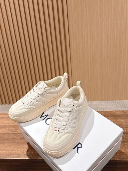 モンクレール スニーカー 2025新作 スーパーコピー 優良サイト 高再現度モデル ホワイトデザイン 高品質素材 丁寧な縫製 快適な履き心地
