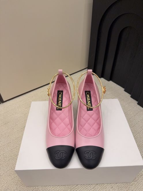 シャネル パンプス スーパーコピー 2025新作 ピンク 高再現度 高級感仕上げ パールヒール 丁寧な縫製 安心サイト