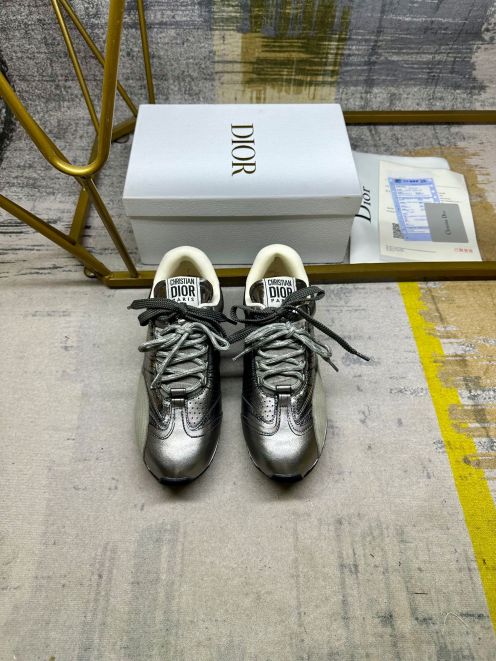 ディオール スニーカー 2025新作 優良サイト 高再現度モデル メタリック仕様 上質レザー使用 精密ディテール 即納対応