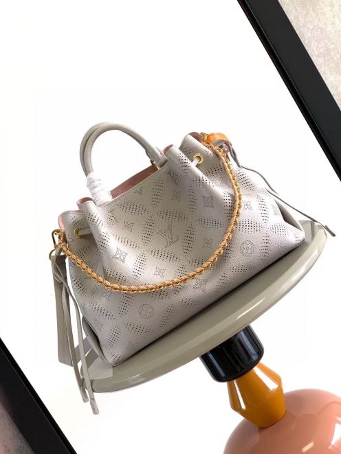 ルイ・ヴィトン マヒナ トートバッグ グレー 2025新作 格安 高級感仕上げ 本革使用 上質感 丁寧な縫製 実店舗運営 安心サイト 発送保証