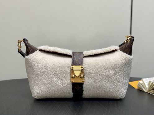 ルイ・ヴィトン モノグラム ボアバッグ 2025新作 偽物 バレない再現度 高級感仕上げ 精密ディテール 冬限定モデル 安心サイト 発送保証