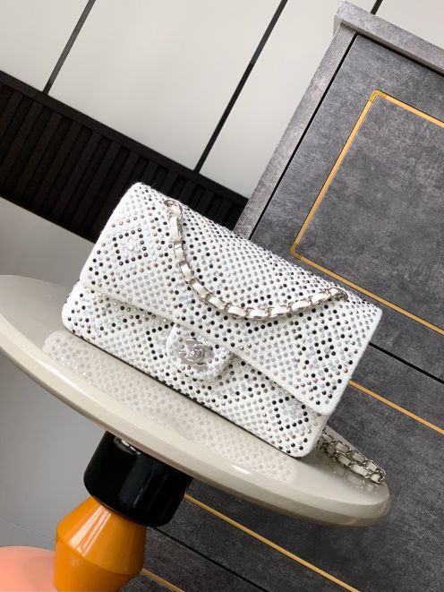 シャネル バッグ 偽物 バレない再現度 2025新作 高級感仕上げ ラインストーン 本革使用 精密ディテール 安心サイト