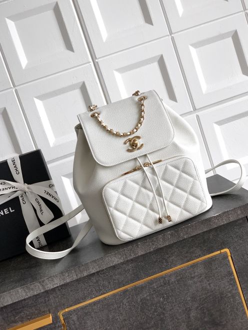 シャネル リュック ブランド コピー 安全通販 2025新作 ホワイト キャビアスキン チェーンバックパック 高品質再現 高評価モデル