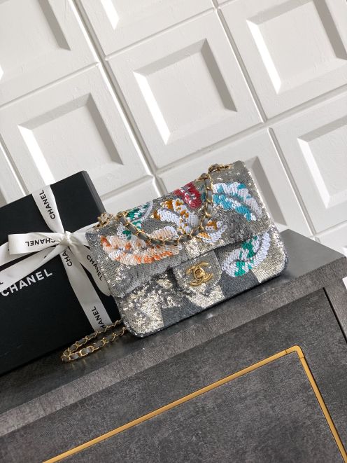 シャネル ブラック ミニボストン 2025新作 ブランド コピー 高再現度 精密ディテール 高級感仕上げ 本革使用 安心サイト