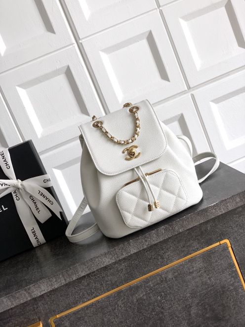 シャネル ホワイト バックパック 2025新作 スーパーコピー 高級感仕上げ 正確な刻印 丁寧な縫製 本革使用 安心サイト