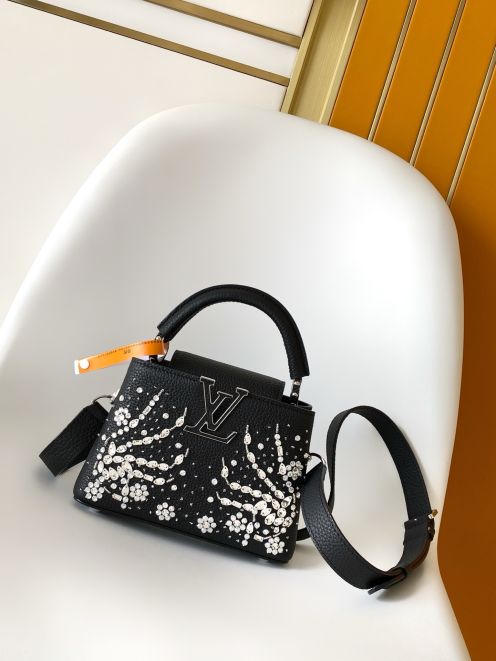 ルイ・ヴィトン カプシーヌBB ブラック ビジュー刺繍 2025新作 バッグ ブランド コピー 高級感仕上げ 精密ディテール 安心の日本倉庫