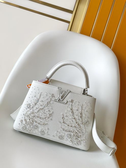 ルイ・ヴィトン カプシーヌBB ホワイト ビジュー刺繍 2025新作 バッグ スーパーコピー 高級感仕上げ 精密ディテール 安心の日本倉庫