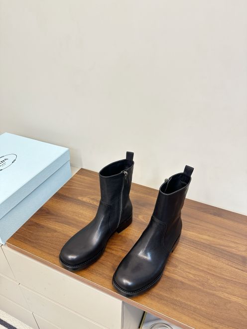 プラダ 格安 2025新作 高再現度ショートブーツ 本格レザー調仕様 精密ディテール 高級感仕上げ 選ばれる理由あり 即納対応