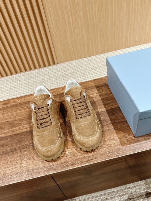 プラダ 偽物 バレない再現度 2025新作 高再現度スニーカー スエード調素材 精密ステッチ 上質感仕上げ 選ばれる理由あり