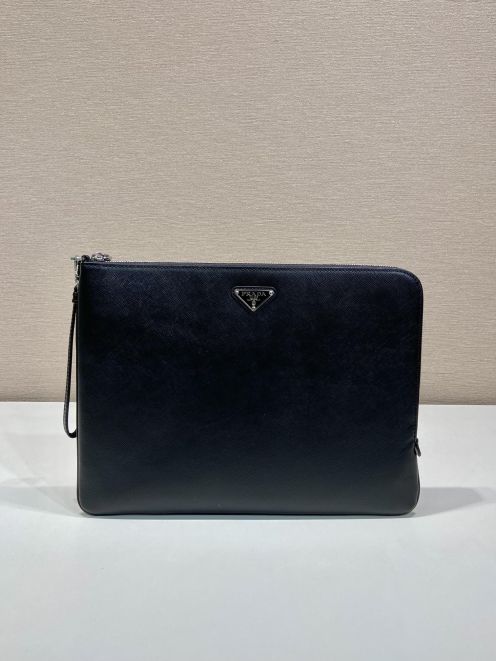 プラダ スーパーコピー 2025新作 高再現度クラッチバッグ 大判サフィアーノ調仕様 精密ディテール 高級感仕上げ 即納対応 選ばれる理由あり