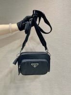 プラダ コピー 2025新作 高再現度ショルダーバッグ マルチポーチ付きナイロン仕様 精密ディテール 上質感仕上げ 即納対応