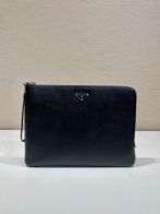 プラダ スーパーコピー 2025新作 高再現度クラッチバッグ 大判サフィアーノ調仕様 精密ディテール 高級感仕上げ 即納対応 選ばれる理由あり