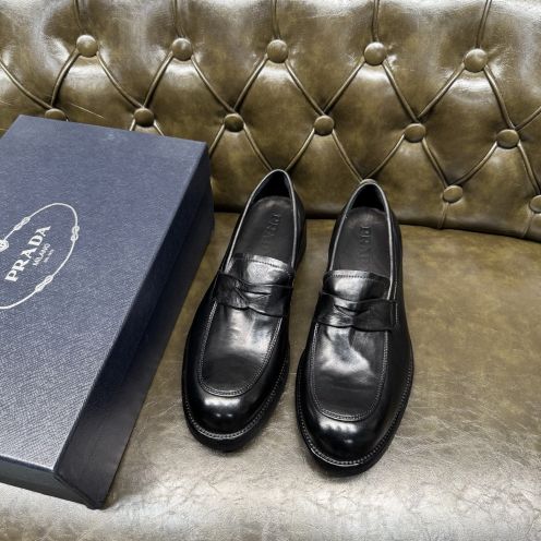 プラダ メンズ レザーローファー スーパーコピー 2025新作 高再現度 精密ディテール 高級感仕上げ 上質感 職人技術再現 発送保証 安心サイト