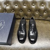 プラダ メンズ レザードレスシューズ スーパーコピー 優良サイト 2025新作 高再現度 精密ディテール 高級感仕上げ 上質感 発送保証