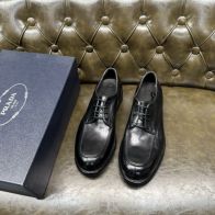 プラダ メンズ Uチップレザードレスシューズ ブランド コピー 安全通販 2025新作 高再現度 精密ディテール 高級感仕上げ 上質感 発送保証
