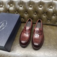 プラダ メンズ レザーローファー ブランド コピー 2025新作 高再現度 精密ディテール 上質感 高級感仕上げ 職人技術再現 発送保証