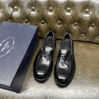 プラダ メンズ レザーローファー スーパーコピー 2025新作 高再現度 精密ディテール 高級感仕上げ 上質感 職人技術再現 発送保証 安心サイト