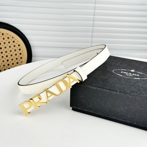 プラダ ロゴバックル レザーベルト 2025新作 高再現度 偽物 バレない再現度 高評価 口コミ多数 上質感仕上げ