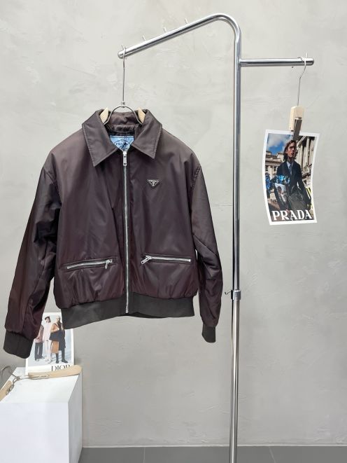プラダ ナイロン ジップアップブルゾン 2025新作 高再現度 偽物 バレない再現度 高評価 口コミ多数 快適な着心地 安心サイト