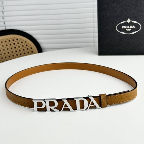 プラダ ロゴバックル レザーベルト 2025新作 高再現度 スーパーコピー 高評価 口コミ多数 上質感仕上げ 精密ディテール