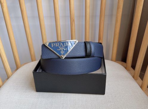 プラダ ロゴバックル ベルト 2025新作 ブルーレザー 上質感漂う 精密ディテール 職人技術再現 コピー 高級感仕上げ 人気モデル