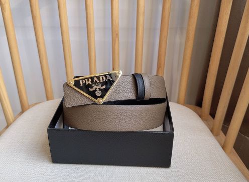 プラダ ロゴバックル ベルト 2025新作 トープレザー 高級感仕上げ 職人技術再現 精密ディテール n級 本格派モデル 人気上昇中
