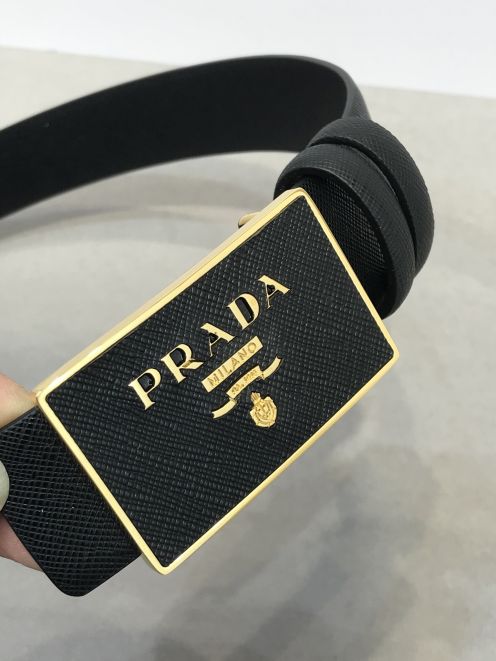 プラダ サフィアーノレザー ベルト 2025新作 スクエアバックル 高級感仕上げ 精密ディテール 職人技術再現 ブランド コピー 本格派人気モデル