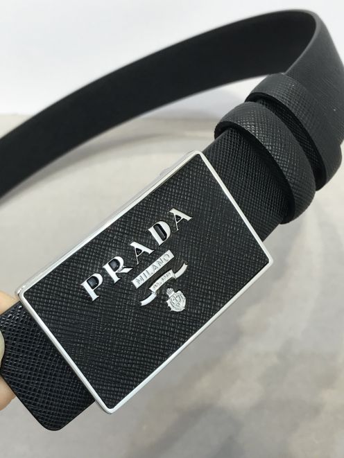 プラダ サフィアーノレザー ベルト 2025新作 スクエアバックル 高級感仕上げ 精密ディテール 職人技術再現 スーパーコピー 本格派人気モデル