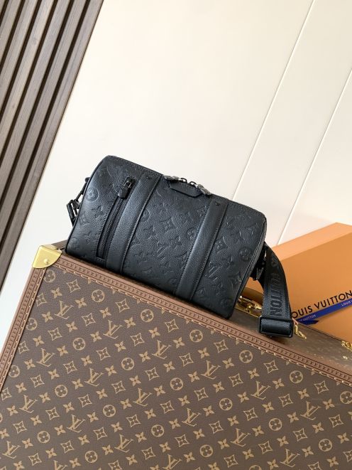 ルイ・ヴィトン 激安屋口コミ ボストン型 ショルダーバッグ エンボス モノグラム ブラック 2025新作 高再現度 高級感仕上げ 精密ディテール 安心サイト 実店舗運営 本革使用 発送保証