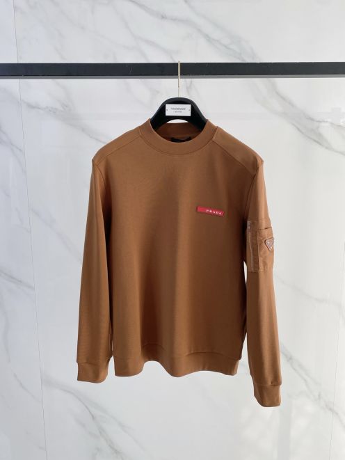 プラダ スーパーコピー ロゴパッチ長袖スウェット 2025新作 定番モデル 高再現度 高品質仕上げ 快適な着心地 通気性良好 男女兼用