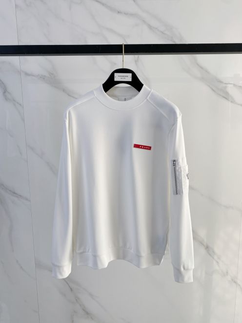 プラダ ブランド コピー ロゴパッチ長袖スウェット 2025新作 定番モデル 高再現度 高品質仕上げ 快適な着心地 通気性良好 男女兼用