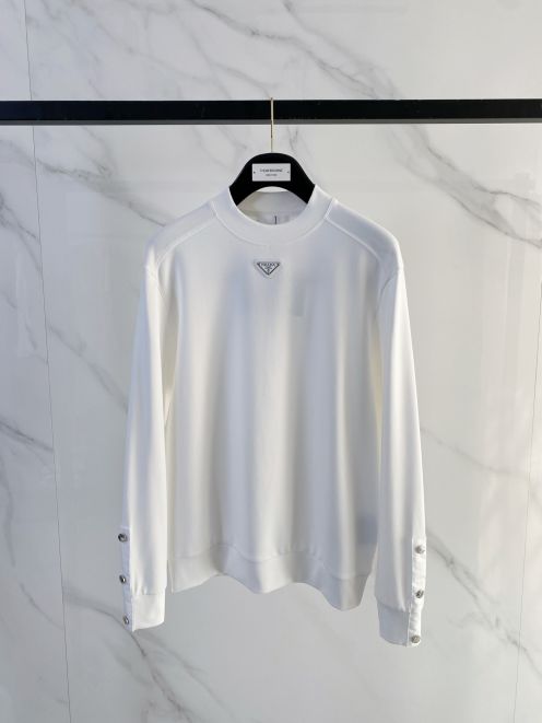 プラダ ブランド コピー 安全通販 ロゴプレート長袖トップス 2025新作 定番モデル 高再現度 高品質仕上げ 快適な着心地 通気性良好 男女兼用