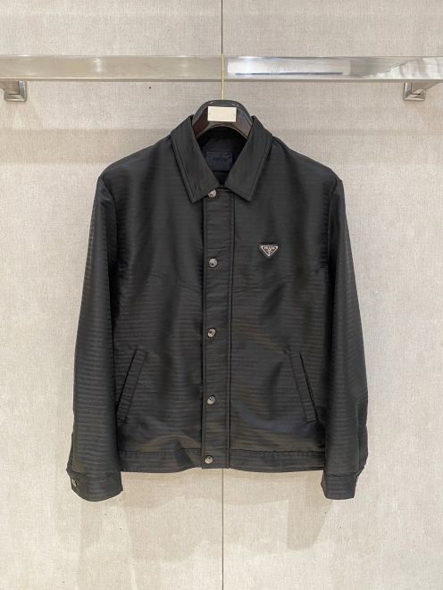 プラダ 格安 ロゴプレートナイロンジャケット 2025新作 定番モデル 高再現度 高品質仕上げ 快適な着心地 男女兼用 安心サイト