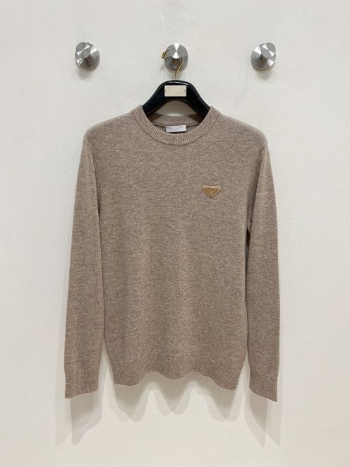 プラダ スーパーコピー 2025新作 上質ウールニット 高再現度で丁寧な縫製を再現した快適な着心地モデル