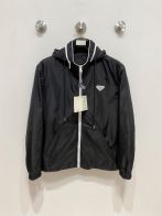 プラダ ブランド コピー 安全通販 2025新作 ブラック フード付きジップジャケット 高再現度 高評価 快適な着心地 安心サイト