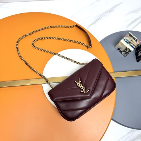 サンローラン スーパーコピー 2025新作 ワインレッドキルトレザーバッグ 精密ディテールと高級レベル仕様 圧倒的な再現度 発送保証 追跡可能 安心サイト