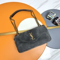 サンローラン コピー 2025新作 スエードチェーンバッグ 細部まで忠実な精密ディテール 極上の装着感と高級感仕上げ 発送保証 追跡可能 安心サイト