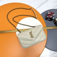 サンローラン ブランド コピー 2025新作 アイボリーキルトレザーバッグ 高再現度の精密ディテール 高級レベル仕様 発送保証 追跡可能 上質感ある仕上げ