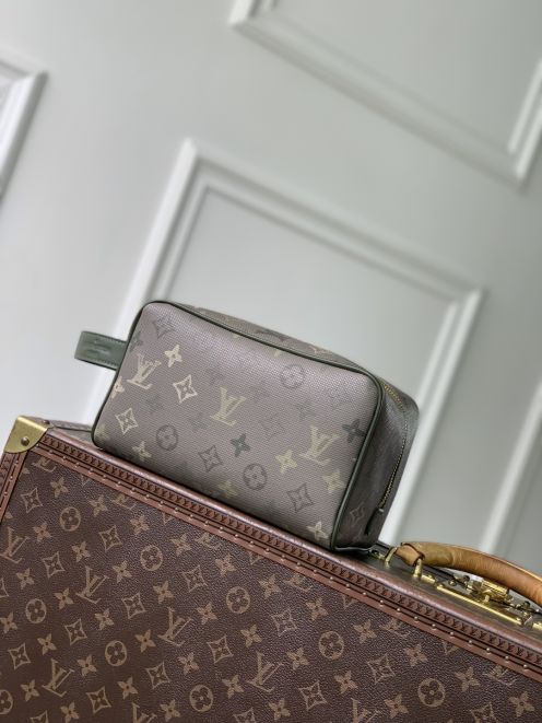 ルイヴィトン 激安 ポーチ 2026新作 定番モノグラム 高再現度 精密ディテール 高級感仕上げ 正確な刻印 安心サイト