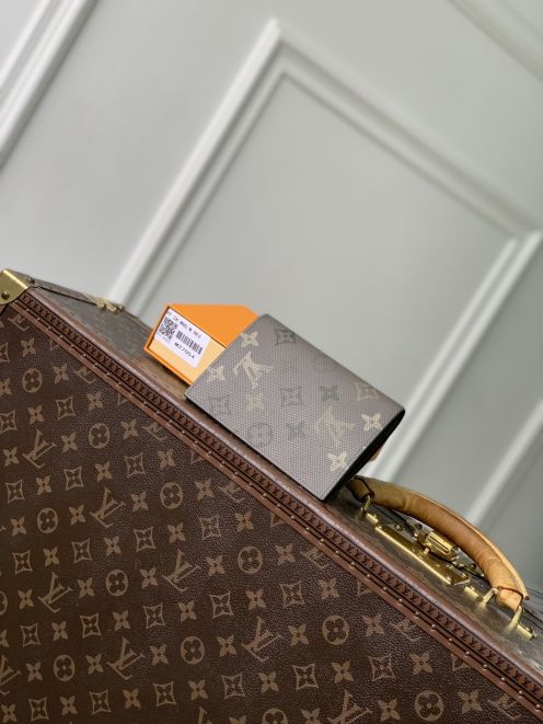 ルイ・ヴィトン コピー 定番 モノグラム レザー カードケース 2026新作 高再現度 高品質 精密ディテール 安心サイト 秘密厳守配送