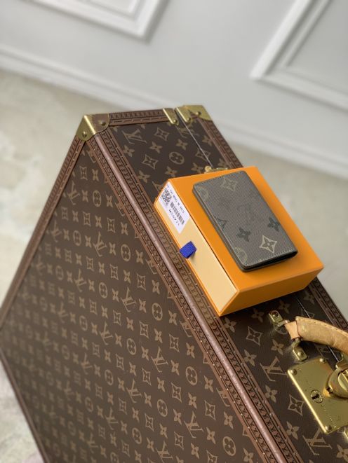 ルイ・ヴィトン 激安 定番 モノグラム レザー 二つ折り 財布 2026新作 高再現度 高品質 精密ディテール 安心サイト 秘密厳守配送