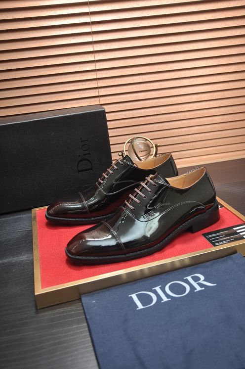 ディオール 偽物 2026新作 定番ブラックエナメルストレートチップ 高再現度 本革使用 丁寧な縫製 高級感仕上げ 安心サイト 発送保証