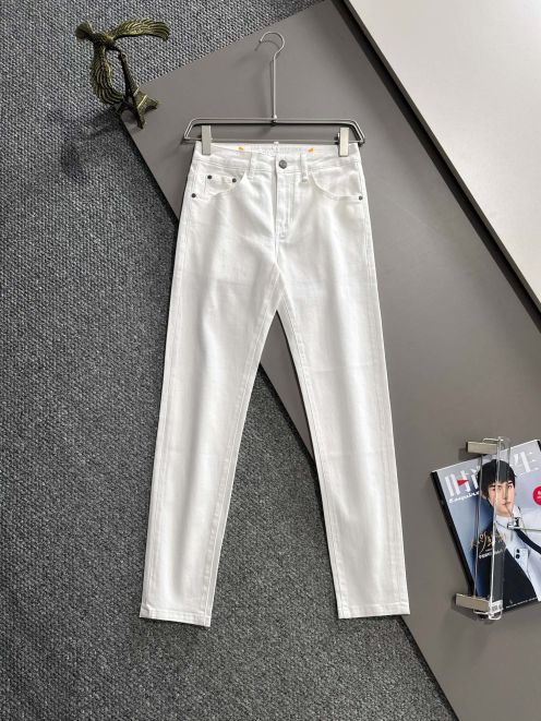 フェンディ 2026新作 高品質 ホワイトデニムパンツ 偽物 バレない再現度 高再現度 スリムシルエット 丁寧な縫製 安心サイト