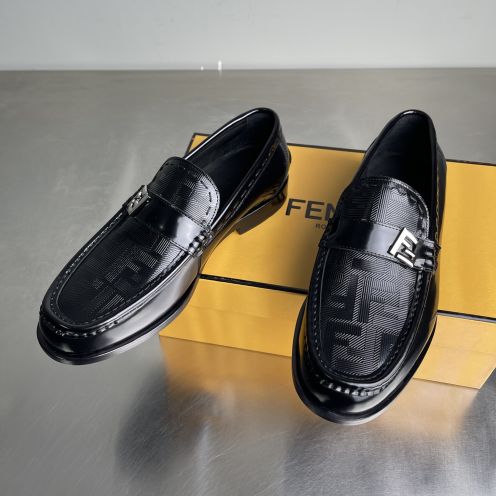 フェンディ 格安 2026新作 定番エンボスロゴ レザーローファー 本革使用 高再現度 精密ディテール 高級感仕上げ 安心サイト